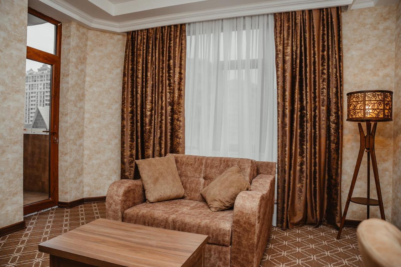 Alison Hotel Bakoe Buitenkant foto