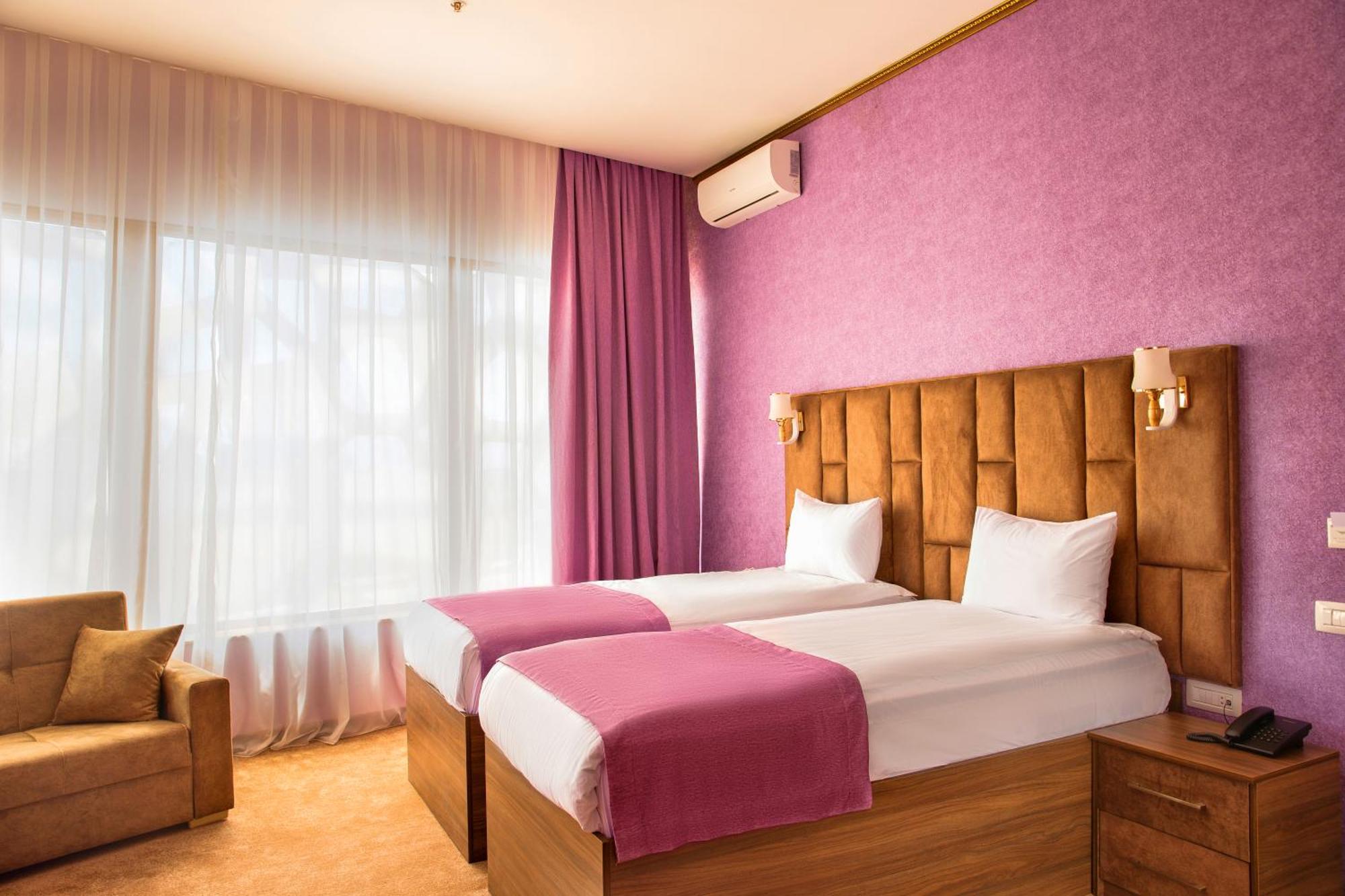 Alison Hotel Bakoe Buitenkant foto