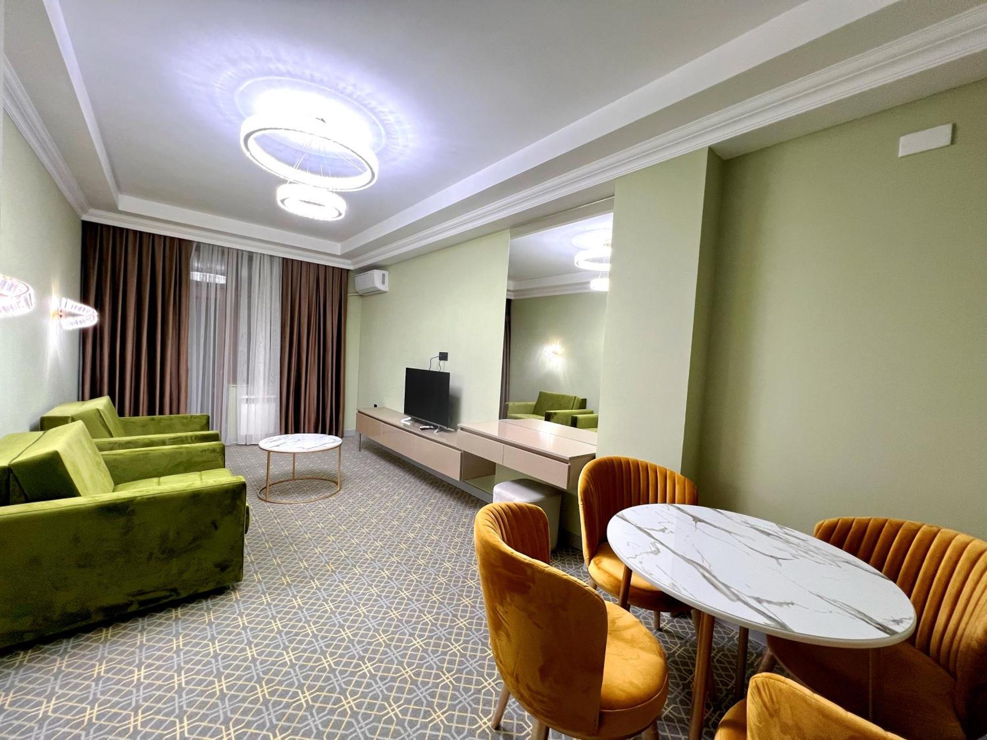 Alison Hotel Bakoe Buitenkant foto